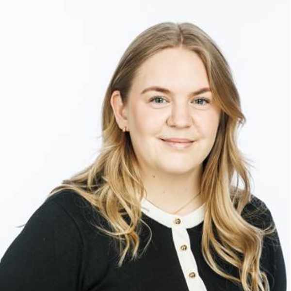 Dame med langt lyst hår